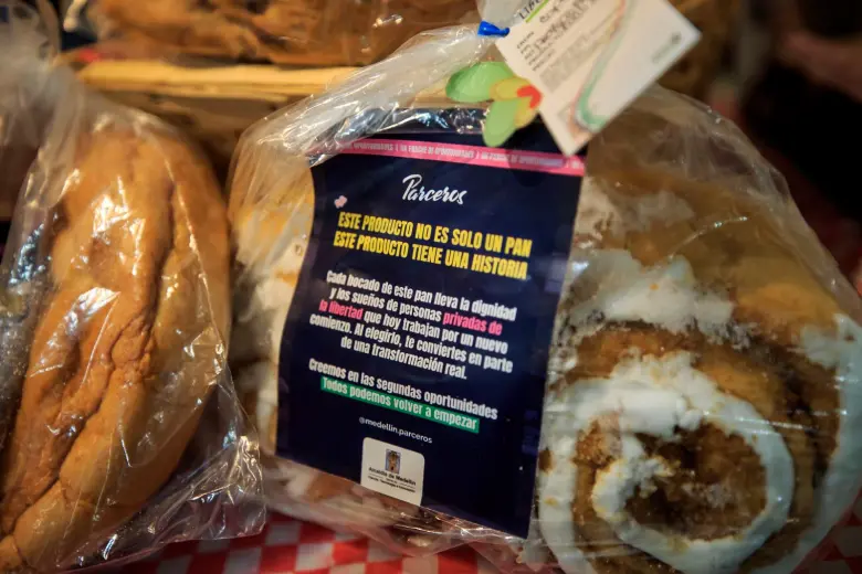 En Expoartesano también participaron con productos de panadería que hacen los privados de la libertad. En la imagen se puede ver un producto de una de las modalidades de Parceros, con la que se busca dar una segunda oportunidad a personas que están próximas a recuperar la libertad. FOTO Camilo Suárez