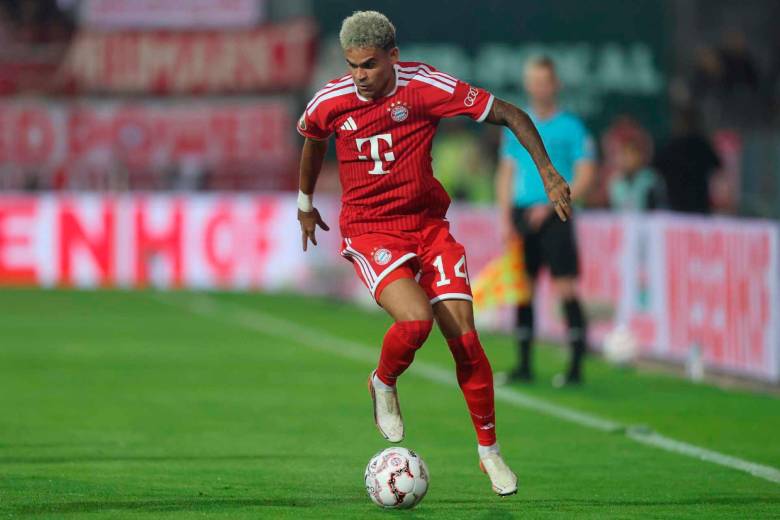 Luis Díaz con su nuevo look fue titular con el Bayern Múnich que empató sin goles ante el Schalke 04, que regresó a la Bundesliga tras tres temporadas. FOTO GETTY 