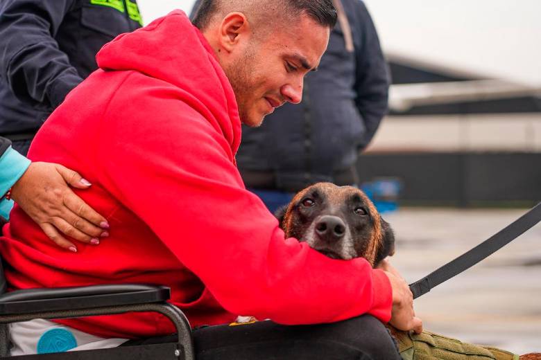 Video | El emotivo reencuentro entre patrullero herido y el perro Telmo tras ataque a helicóptero en Amalfi, Antioquia