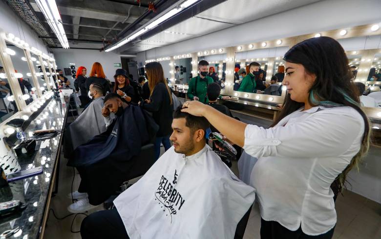 Ellas están ayudado a impulsar la reactivación de las barberías, sector muy golpeado durante la crisis de la pandemia. Foto: Manuel Saldarriaga Quintero.