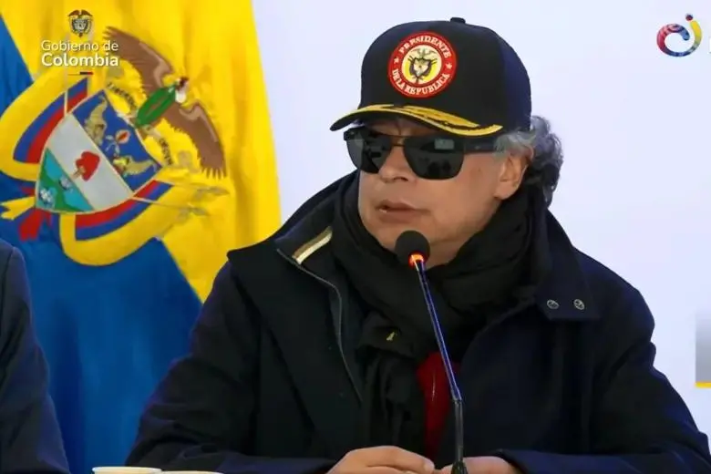Gustavo Petro usando gorra y gafas oscuras en un Consejo de Ministros el 14 de abril de 2026. FOTO: Presidencia de Colombia