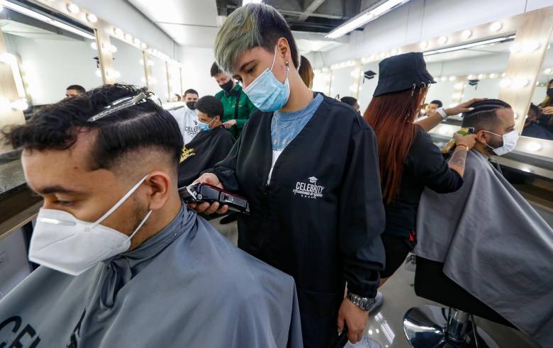 Las nuevas mujeres barberas están reivindicando el papel de la mujer en está profesión. Foto: Manuel Saldarriaga Quintero.