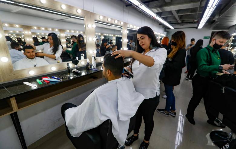 Las nuevas mujeres barberas están reivindicando el papel de la mujer en está profesión. Foto: Manuel Saldarriaga Quintero.