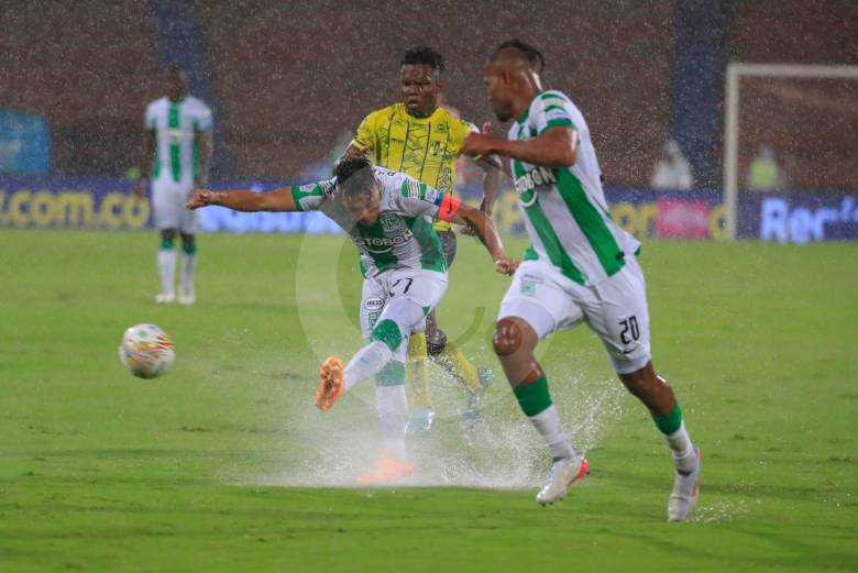 El partido entre Atlético Nacional y Alianza Petrolera en el Atanasio Girardot estuvo suspendido por lluvia durante casi una hora. FOTO JAIME PÉREZ