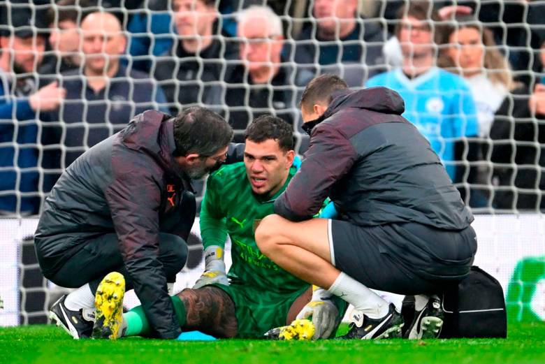 El arquero brasileño Ederson sufrió una lesión que lo deja por fuera del final de la temporada con el Manchester City. FOTO GETTY