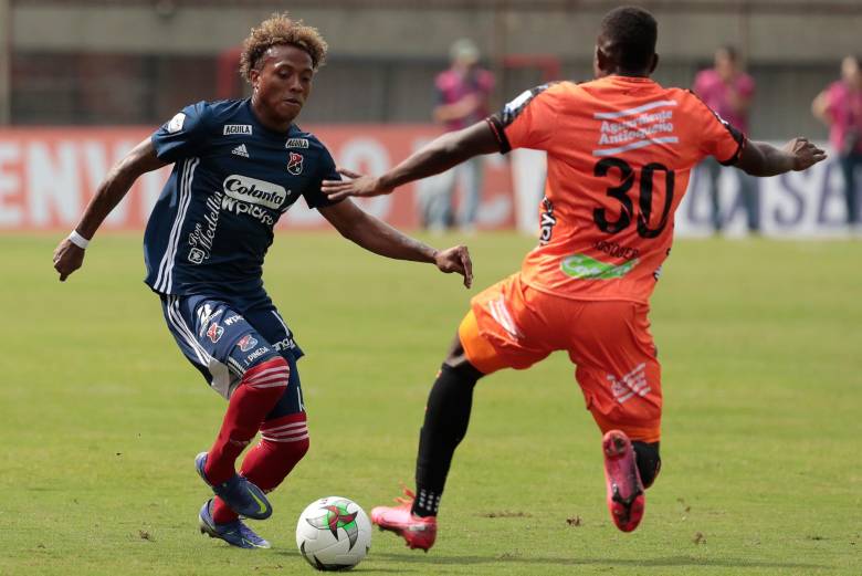 Envigado y el DIM disputan la tercera fecha de los cuadrangulares semifinales de la Liga Betplay en el Polideportivo Sur. FOTO CARLOS VELÁSQUEZ