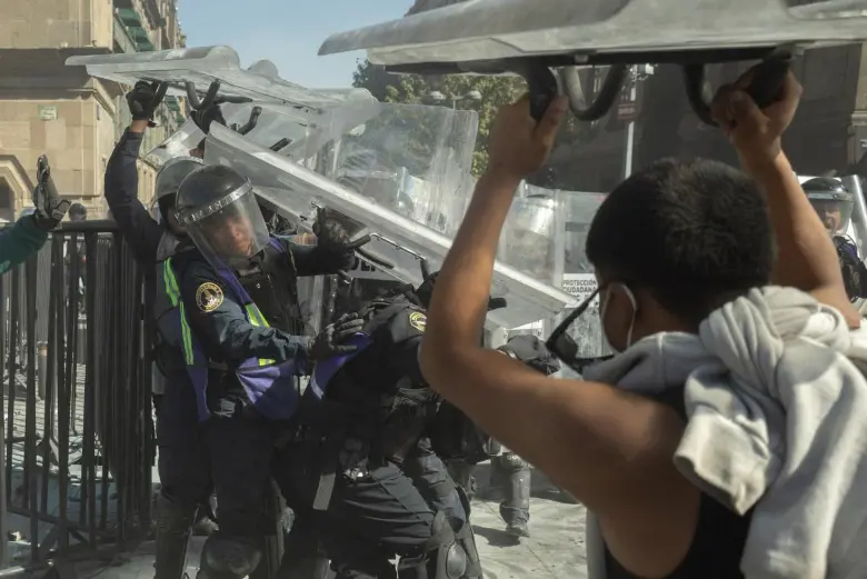 Manifestantes se enfrentaron con la policía antidisturbios en una protesta contra el gobierno de la presidenta de México, Claudia Sheinbaum, en la Plaza del Zócalo de la Ciudad de México. FOTO: Eva Fonseca. Agencia AFP