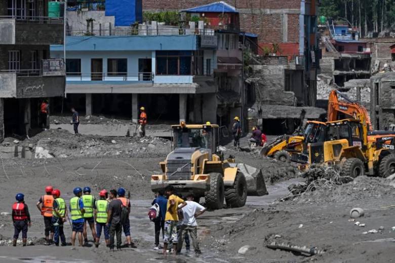 Equipos de emergencia trabajan en las zonas afectadas por las inundaciones en Nepal, mientras continúan las labores de búsqueda de desaparecidos tras la tragedia en el Himalaya. FOTO: AFP.