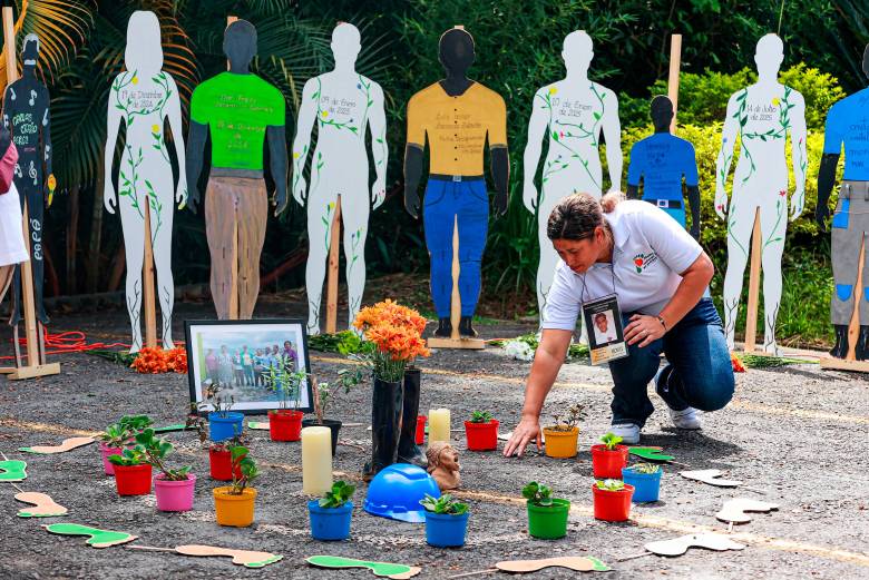 Las víctimas hacen constantes actos simbólicos en La Escombrera y mantienen viva la exigencia de que sigan buscando a sus seres queridos. FOTO 