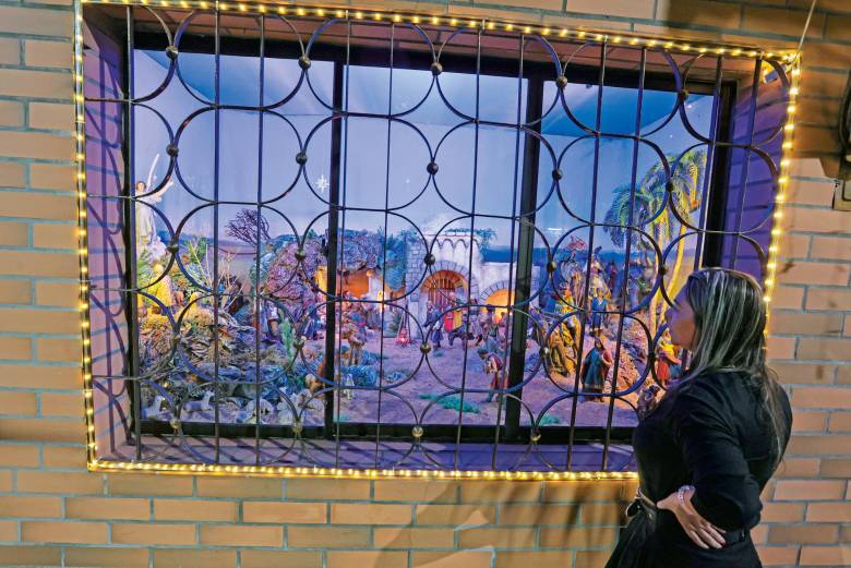 Este año es la primera vez que el padre Juan Pablo García expone el pesebre para los vecinos del barrio La Magnolia. FOTO Manuel Saldarriaga