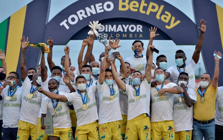 El festejo de los jugadores del Huila en el estadio Doce de Octubre de Tuluá. Un campeón de buen fútbol pero que deberá suoperar otro escollo para llegar a la máxima categoría. FOTO Dimayor
