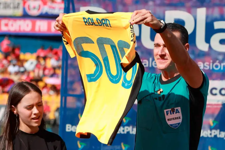 El central Wílmar Roldán recibió un reconocimiento antes del inicio del juego entre DIM y Águilas por la cifra de 500 partidos en la Liga colombiana. FOTO MANUEL SALDARRIAGA 