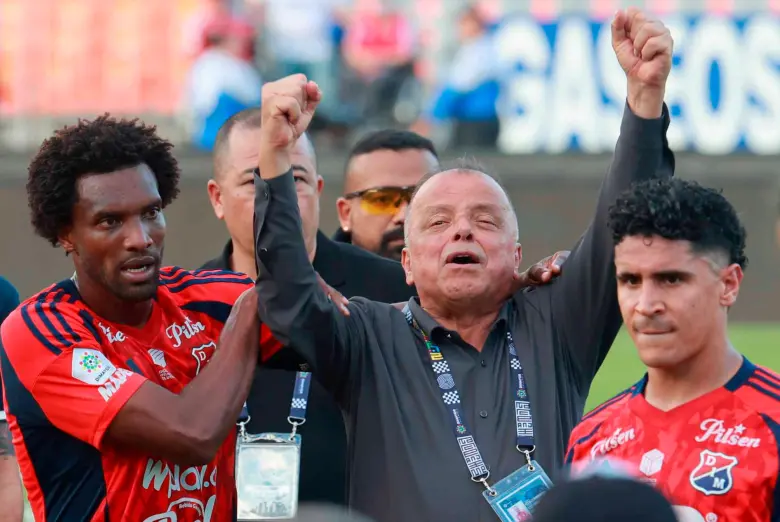 Videos | Deplorable reacción de Raúl Giraldo con los hinchas generó desmanes en el Atanasio Girardot 