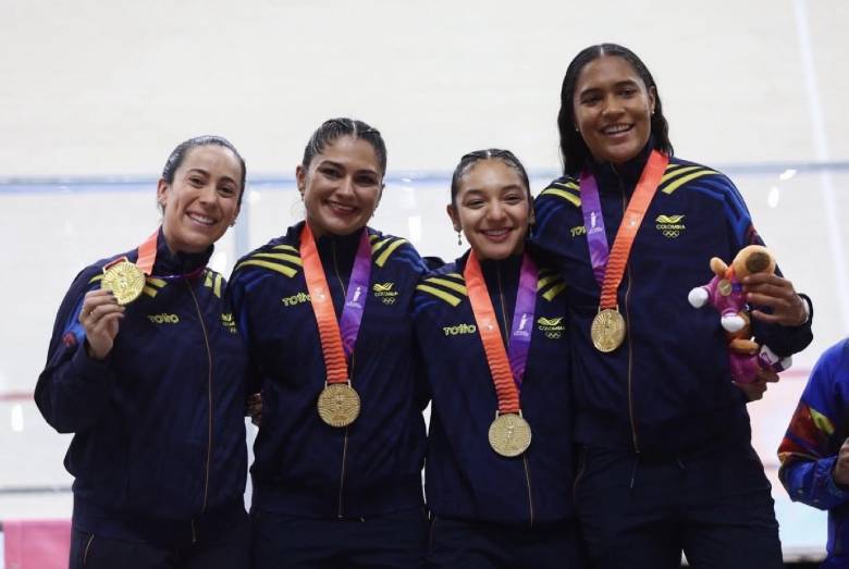 Mariana Pajón (izquierda) sumó oro en pista y mantiene vivo el reto de Los Ángeles 2028 junto a Juliana Gaviria, Manuela Loaiza y Stefany Cuadrado. FOTO COC