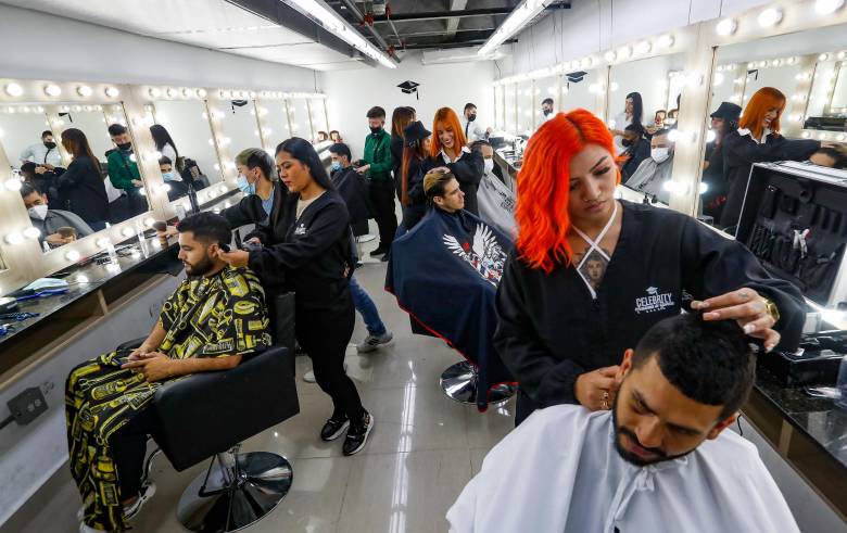 Muchas mujeres complementan este oficio con la cosmetología y la asesoría de imagen. Foto: Manuel Saldarriaga Quintero.