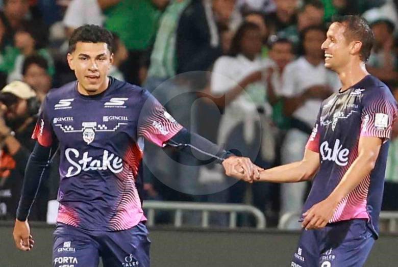 Emilio Aristizábal celebra con Andrés Ricaurte uno de sus goles con Fortaleza, el semestre pasado. FOTO MANUEL SALDARRIAGA