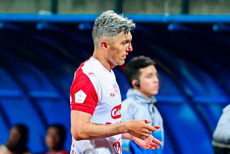 Daniel Torres en el momento que empezó a sangrar tras recibir un monedazo en el rostro, lanzado desde la tribuna occidental del estadio de Ditaires en el duelo entre DIM y Santa Fe. FOTO MANUEL SALDARRIAGA