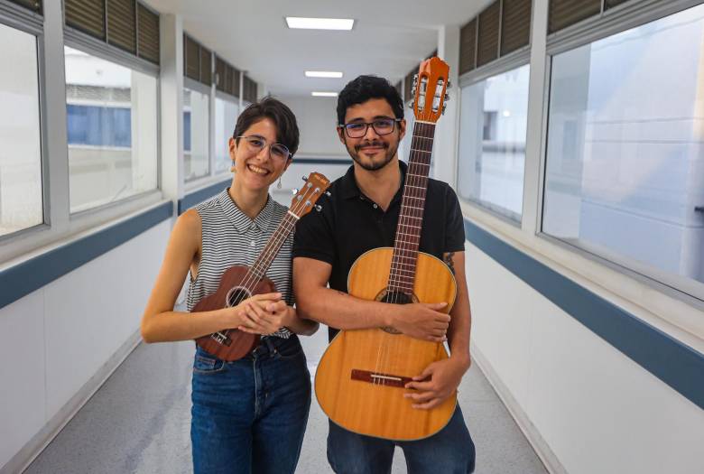 En los pasillos de la clínica los músicos de la Universidad Eafit sostienen sus instrumentos. FOTO: Manuel Saldarriaga
