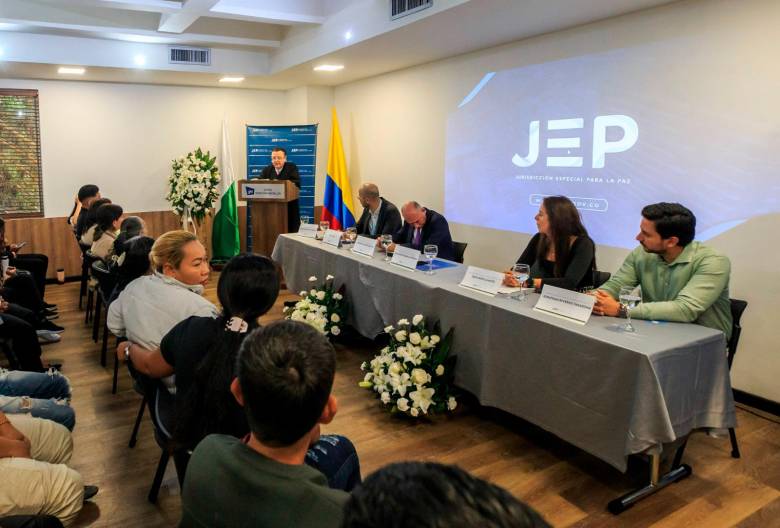 Las familias de ambas víctimas estuvieron en Medellín para la entrega digna de los cuerpos. FOTO Camilo Suárez