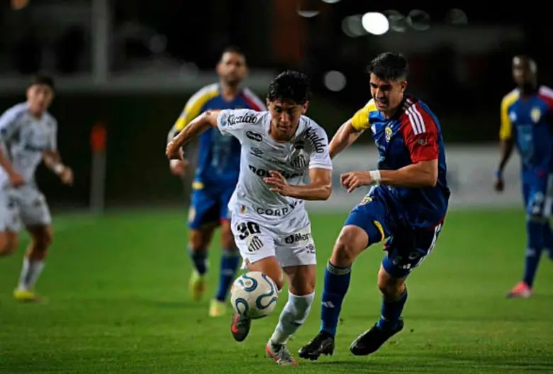 Volvió el fútbol internacional a Venezuela, tras los dos devastadores terremotos que dejó miles de víctimas, se jugó el duelo por Copa Sudamericana entre Universidad Central de Venezuela Fútbol Club y Santos. FOTO TOMADA X@Sudamericana