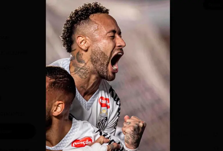 Neymar celebra su tanto con el que ayudó para que Santos vendiera 3-0 al colista Sport Recife, sacando al club de la zona del descenso. FOTO TOMADA X@SantosFC