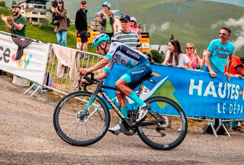 El bogotano Santiago Buitrago es el mejor colombiano en la clasificación general, a falta de una semana para el final del Tour de Francia. FOTO TOMADA @MINDEPORTE