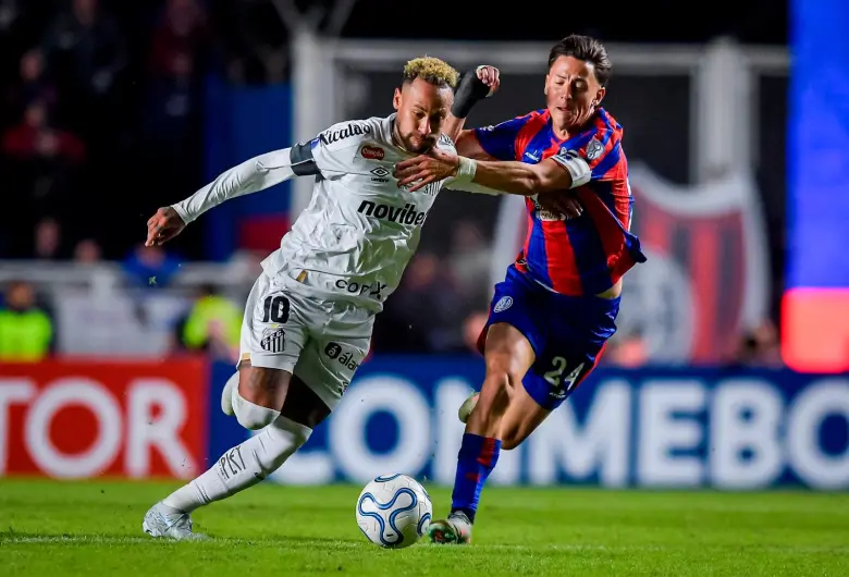 El brasileño Neymar fue titular con Santos en el duelo ante San Lorenzo por Copa Sudamericana, compromiso que se disputó en Argentina y terminó en empate 1-1. FOTO GETTY 
