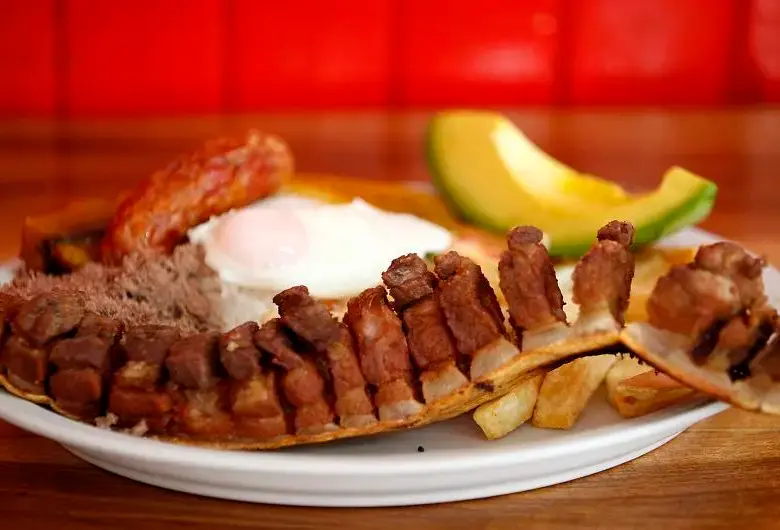 La bandeja paisa, símbolo de la cocina antioqueña, fue reconocida por su sabor y generosidad en el listado global de elGourmet. FOTO Julio César Herrera