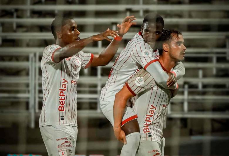 Tomás Ángel celebra con sus compañeros la victoria ante Barranquilla que le da el paso a América a la semifinal de la Copa BetPlay en la que se medirá ante Internacional de Bogotá. FOTO TOMADA X@AmericadeCali