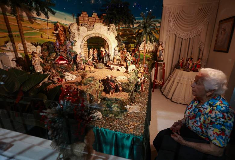 El pesebre de Silvia Espinosa y su hermana, en el barrio San Marcos, se ha exhibido a través de la ventana hace varios años. FOTO Manuel Saldarriaga