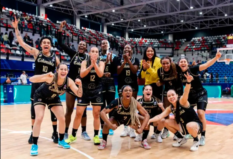Esta es la Selección Colombia femenina, categoría mayores, que alcanzó el cupo al premundial que se disputará en 2026. FOTOS CORTESÍA FIBA
