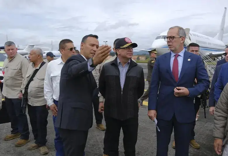 Desde la inauguración de la Feria Internacional Aeronáutica y Espacial – F-AIR Colombia 2025, el presidente Gustavo Petro anunció que el país iniciará un proceso de compra y producción de armamento, con el objetivo de garantizar la “independencia operativa y técnica de la Fuerza Pública”.
