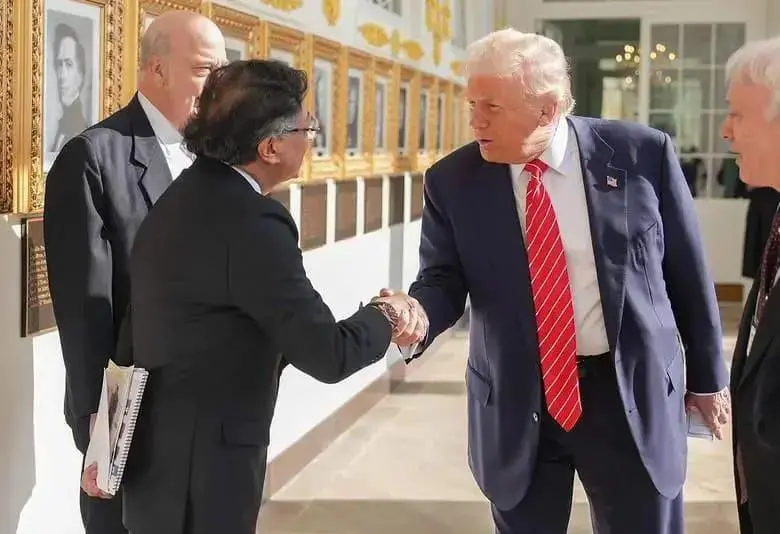 El apretón de manos entre Petro y Trump mostró gestos de liderazgo y desconfianza, según el análisis de comunicación no verbal. FOTO: Presidencia.