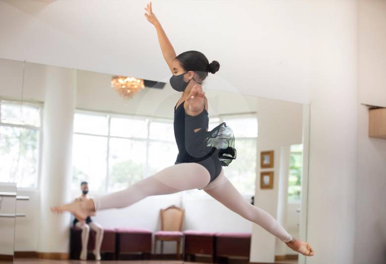 Mariana Hoyos ejecutando un grand jeté. FOTO CAMILO SUÁREZ
