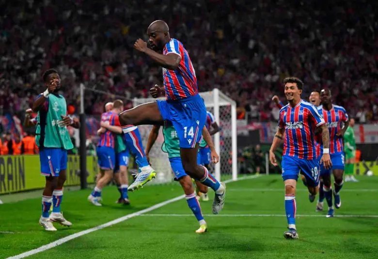 El jugador, Jean-Phillippe Mateta, celebra el gol con el que el Crystal Palace de Daniel Muñoz y Jefferson Lerma venció a Rayo Vallecano en la final de la Liga de Conferencia. FOTO GETTY 