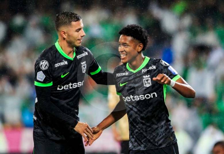 Matías Lozano celebra con Simón García su primer gol como profesional con Atlético Nacional en la Liga Betplay. FOTO CAMILO SUÁREZ 