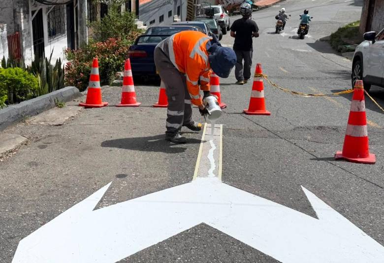 La medida busca aprovechar de una mejor manera la infraestructura existente y facilitar los desplazamientos en una zona donde confluyen vehículos particulares, transporte público, peatones y ciclistas. FOTO Alcaldía de Medellín. 