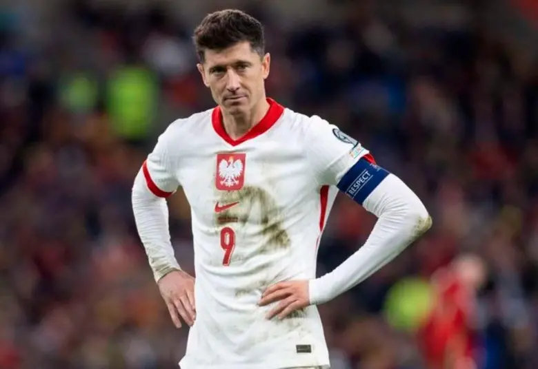 El delantero Robert Lewandowski, capitán y goleador de la selección de Polonia hizo un importante anuncio, horas previas al duelo que tendrán ante Finlandia por las Eliminatorias al Mundial de 2026. FOTO TOMADA X @ELTheSpecialOne