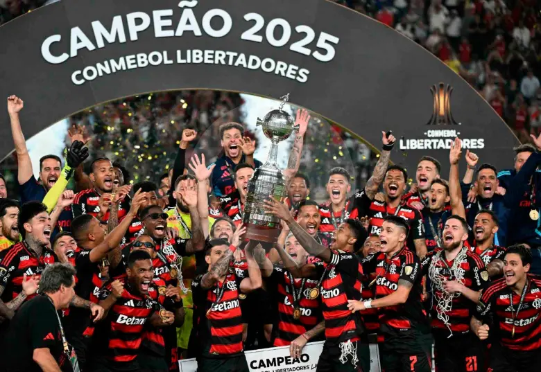 Flamengo celebra su cuarto título en la Copa Libertadores, y es el primer club brasileño en alcanzar esa cifra. FOTO AFP