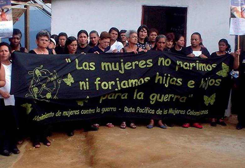 Marcha Solidaridad, las mujeres se vistieron de negro para exigir la liberación de tres lideresas detenidas durante la operación. FOTO Tomada del informe Medellín: Memorias de una guerra urbana