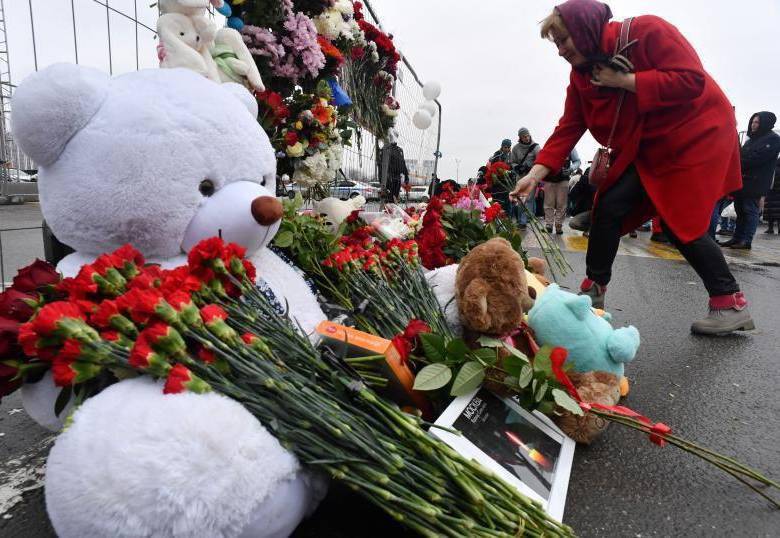Un homenaje a las víctimas que fallecieron en el atentado terrorista en Moscú, Rusia. La cifra de muertos continúa aumentando y entre ellos hay varios niños. Foto: AFP