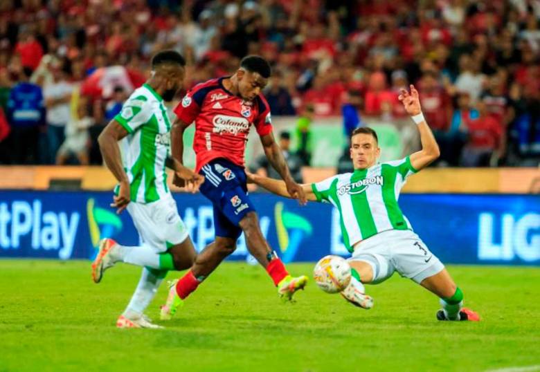 El clásico entre Nacional y DIM en la tarde de este lunes en el Atanasio Girardot, vuelve a tener las dos hinchadas en el escenario, se espera un buen compromiso y un comportamiento impecable de los aficionados. FOTO CAMILO SUÁREZ 