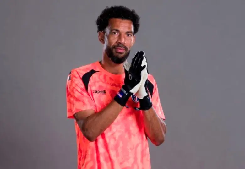 El arquero Vozinha de Cabo Verde, quien se dio a conocer en el mundo del fútbol por su buena actuación en el Mundial, es esperado en Chile para que juegue con el Colo Colo de ese país. FOTO TOMADA X FIFA