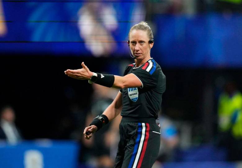 La norteamericana Tori Penso escribió otra historia de oro en su carrera deportiva, y se convirtió en la primera mujer en dirigir una terna femenina en un Mundial de fútbol masculino. FOTO GETTY 