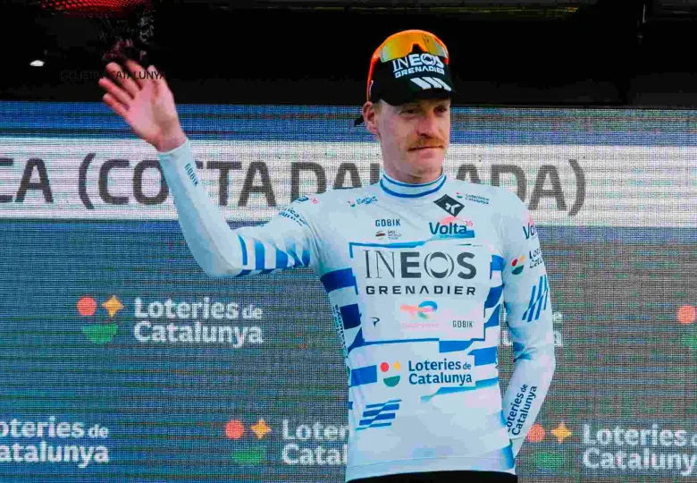 El ciclista francés Dorian Godon ceebra su triunfo en la tercera etapa de la Volta a Cataluña, en la que además es el líder. FOTO: Tomada de X @VoltaCatalunya