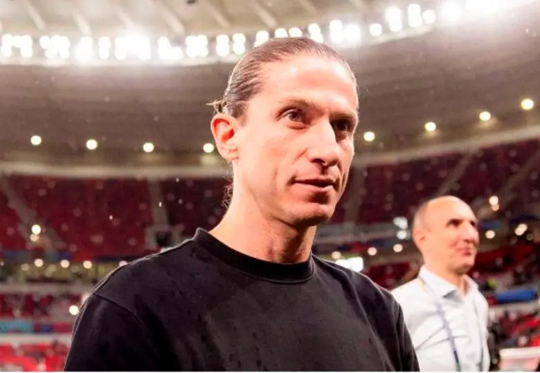 El técnico Filipe Luís, quien alcanzó el doblete de Brasileirao y Copa Libertadores con Flamengo renovó su contrato con el club hasta 2027. FOTO: Tomada de X @Flamengo