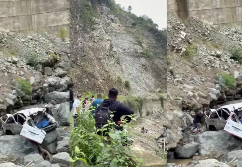 El desprendimiento de material rocoso y caída del vehículo ocurrió en el sector Barroso, conocido como Las Peñas, en la vía que conecta a Bolombolo con Salgar. Foto: Cortesía