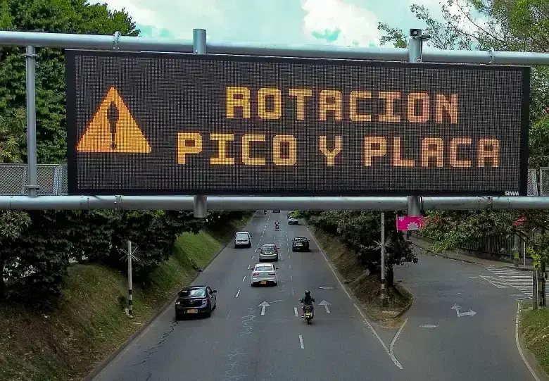 La medida busca que sean cerca de 200.000 vehículos los que salgan de las vías del Valle de Aburrá y así tratar de disminuir las congestiones. FOTO: CAMILO SUÁREZ