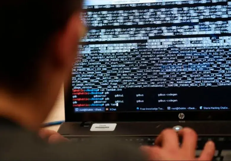 El espionaje es ilegal en Colombia, y no debe ser usado para censurar y amedrentar. Foto: AFP.