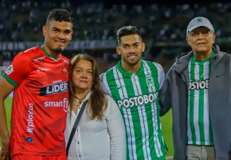 Andrés Felipe cuando militaba con Atlético Nacional, aparece en la foto con su hermano José Eduardo y su padre Adolfo Andrade, quien falleció este sábado en Cali. FOTO TOMADA INSTAGRAN PIPEANDRADE